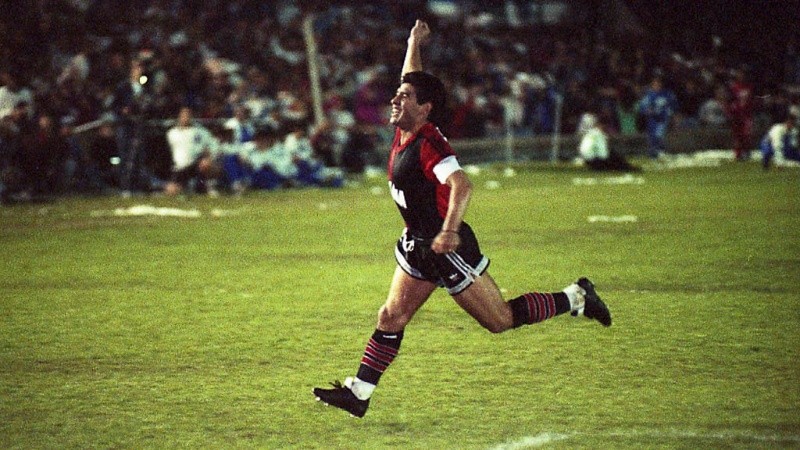 El grito de gol de Maradona frente al Emelec en un partido amistoso del 7 de octubre de 1993. (Foto: Carlos Ronga)