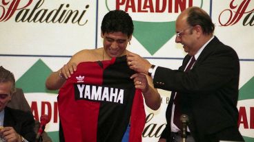 Momento histórico. Diego se pone la rojinegra. (Foto: Carlos Ronga)