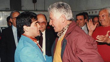 Diego Maradona en el vestuario leproso el día de su llegada a Rosario. (Foto: Carlos Ronga)