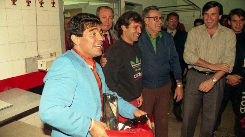 Diego Maradona en el vestuario leproso el día de su llegada a Rosario. (Foto: Carlos Ronga)