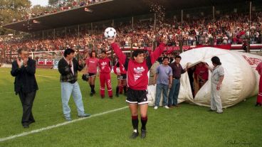 La salida a la cancha de Diego en un entrenamiento del equipo ante una multitud. (Foto: Carlos Ronga)