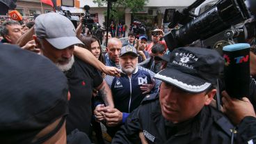 La llegada de Diego al hotel céntrico de Rosario en febrero del 2020 antes de enfrentar a Central. (Alan Monzón/Rosario3)