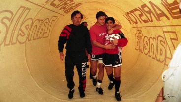 La salida a la cancha de Diego en un entrenamiento del equipo ante una multitud. (Foto: Carlos Ronga)