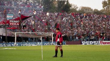 La salida a la cancha de Diego en un entrenamiento del equipo ante una multitud. (Foto: Carlos Ronga)