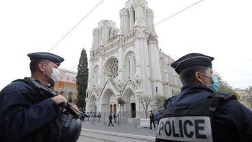 Según el alcalde de Niza, Christian Estrosi, el atacante gritó varias veces "Alá Akbar" (Alá es el más grande).