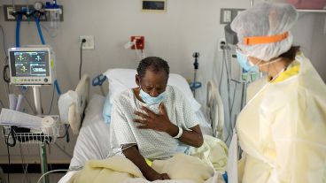 Los hospitales de varios estados se están quedando sin camas.