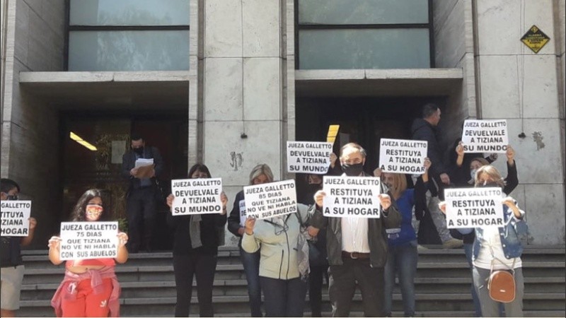 Tercera protesta en caravana de la familia Denoya para recuperar la tenencia de su nieta