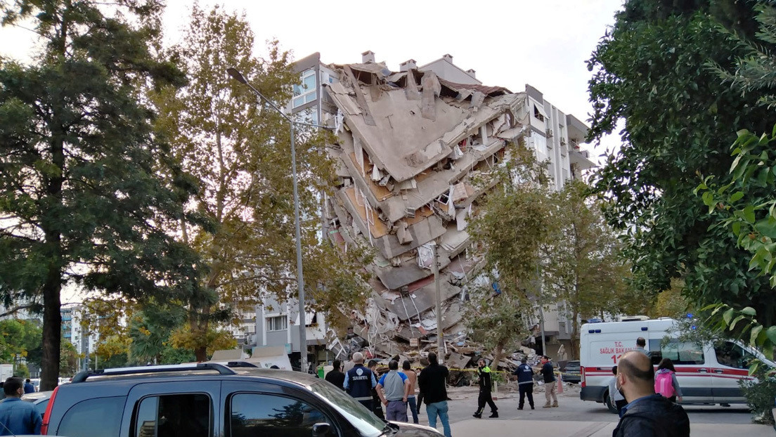 Hay gente atrapada bajo los escombros en la ciudad de Esmirna.