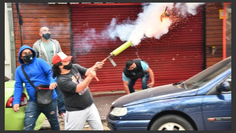 Otro militante con un mortero casero en la mano se enfrentó a la policía, esta vez en Córdoba