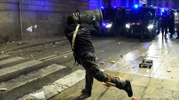 Violentos disturbios se dieron en Barcelona al cabo de una protesta por el nuevo aislamiento