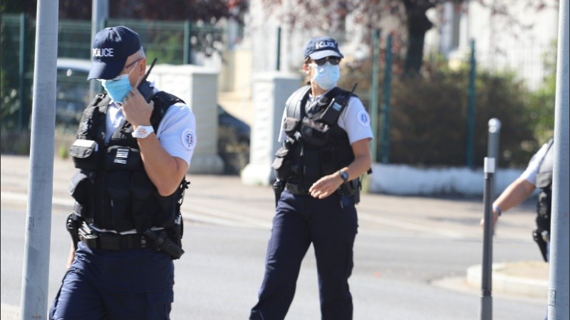 La policía francesa buscaba al atacante.