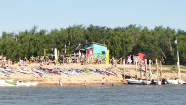 La isla frente a Rosario, colmada de gente después de siete meses.