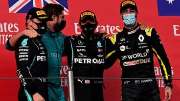 Lewis Hamilton festeja su triunfo y el de Mercedes Benz junto a su compañero, Valteri Bottas