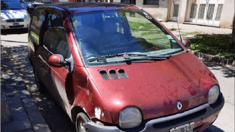 El Twingo fue identificado en barrio Ludueña en la mañana e este domingo.