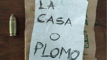 La amenaza escrita y la bala. Este domingo aparecieron en el frente de una vivienda.
