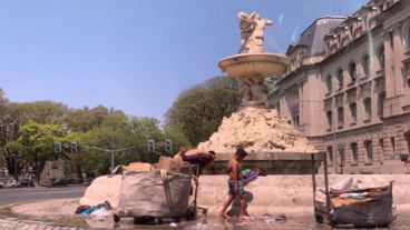 Los cartoneros mojan el material recolectado para engrosarlo y así recibir más dinero.