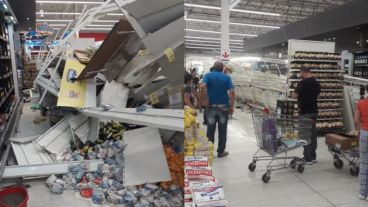 Cientos de productos quedaron desparramados en los pasillos.