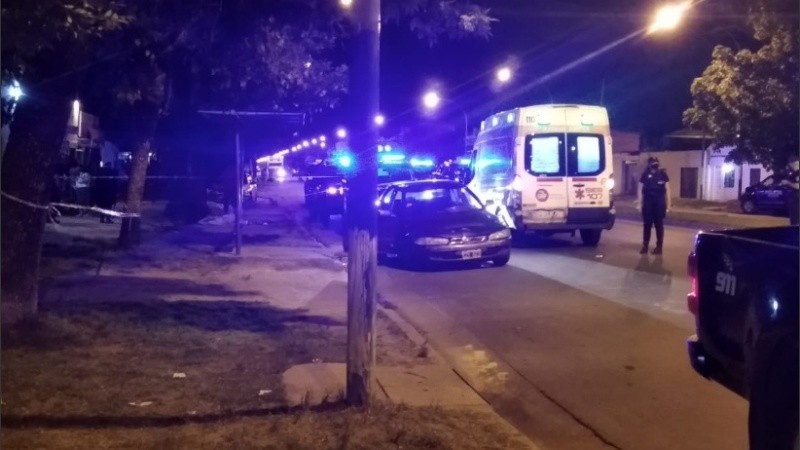 La Policía cercó la zona, donde trabajaron agentes y paramédicos.