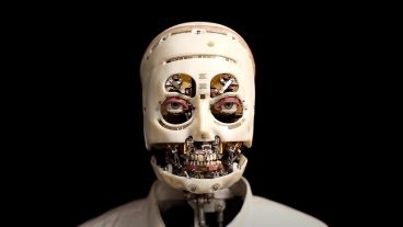 El robot también memoriza la información de una persona.