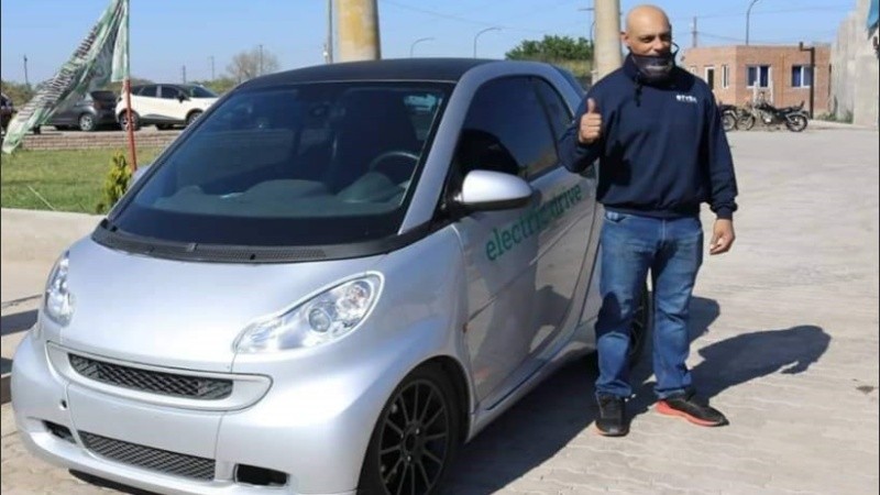 Crhistian Gonzalo Viera Aquino junto a su auto eléctrico.