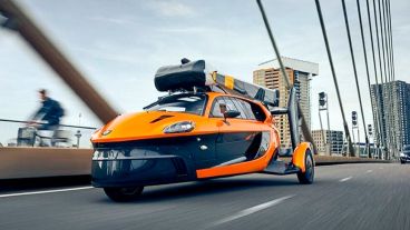 Está hecho de fibra de carbono, titanio y aluminio.