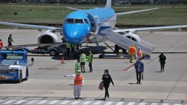 Así arribaba el primer vuelo regular al aeropuerto de Rosario este lunes.