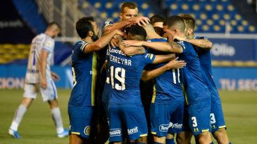 Los auriazules celebran un triunfo muy trabajado. (Marcelo Manera / Pool Argra)