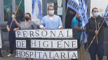La manifestación: con carteles y bandera pero sin paro.