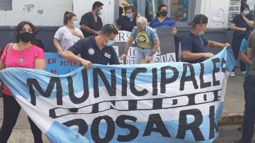 La manifestación: con carteles y bandera pero sin paro.