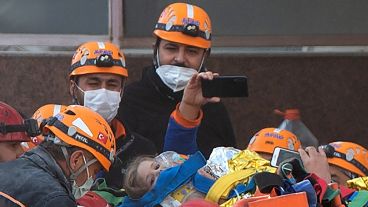 La niña fue evacuada en una camilla y trasladada a un hospital.