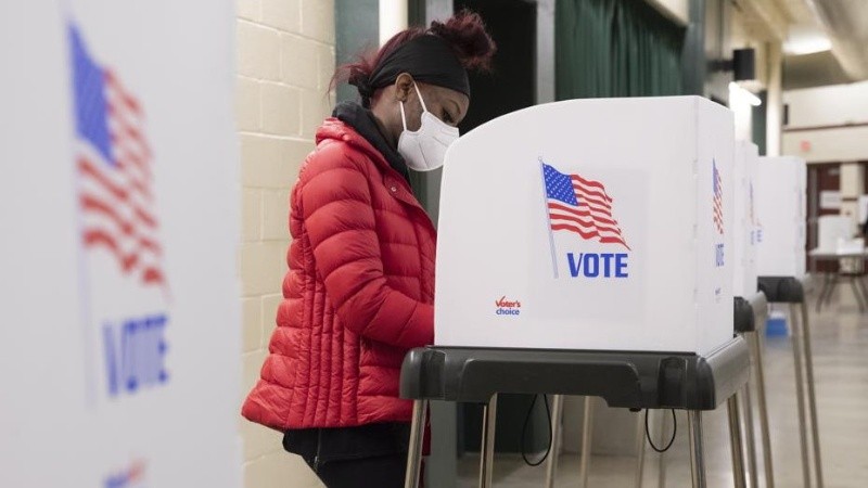 Una mujer vota de forma anticipada en un colegio de Maryland este martes.