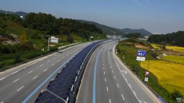 Los paneles solares recorren 32 kilómetros de autopista