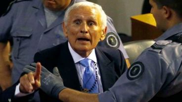 El represor Miguel Etchecolatz a los gritos ante el Tribunal Federal Oral 1 de La Plata.