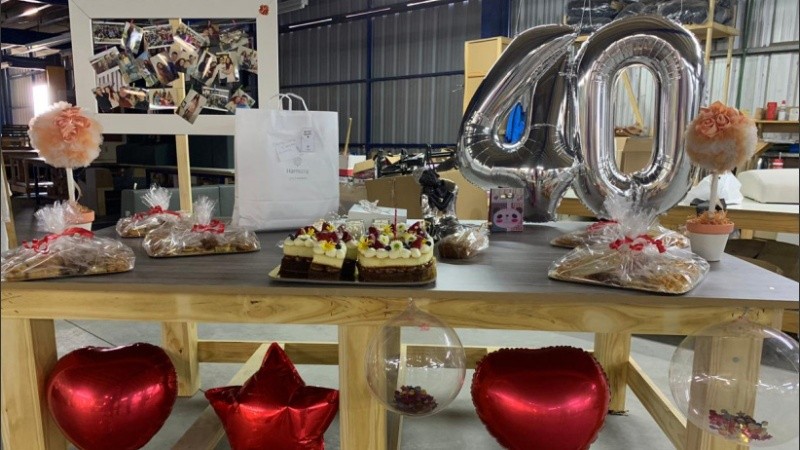 Los empleados de la mueblería decidieron celebrar el cumple 40 de una de sus compañeras