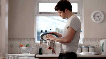 En Argentina ellas se hacen cargo del 65% de las tareas del hogar, ellos el 35%.