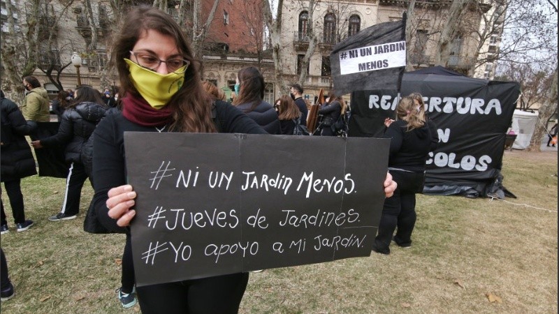 Los jardines, uno de los sectores más afectados, montaron una carpa negra de protesta.