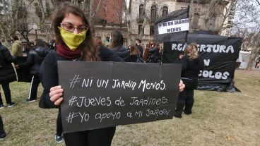 Los jardines, uno de los sectores más afectados, montaron una carpa negra de protesta.