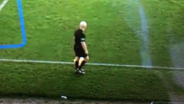 Los algoritmos tuvieron un obstáculo y confundieron la pelota con el árbitro asistente calvo