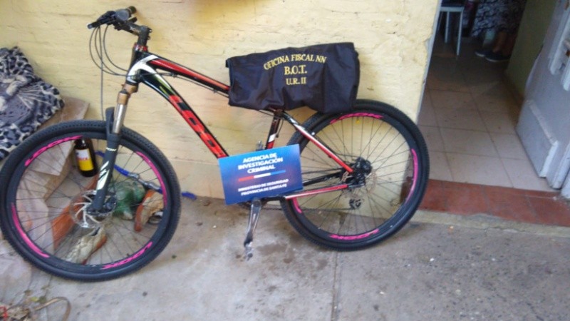 La bicicleta robada que encontraron en el domicilio. 