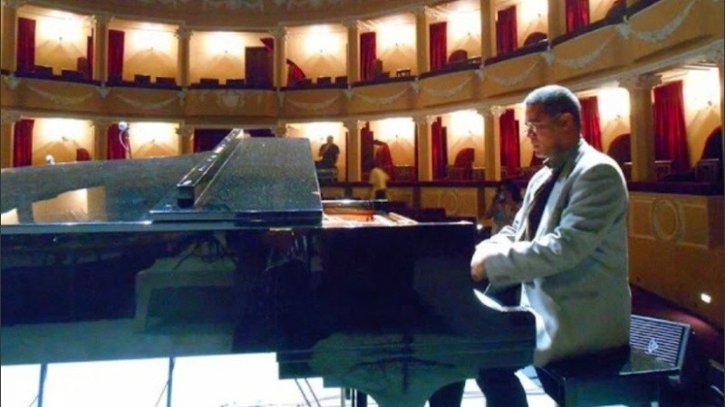 Daniel Herrera es reconocido como uno de los más importantes investigadores y estudiosos de la música cubana y el bolero mexicano..