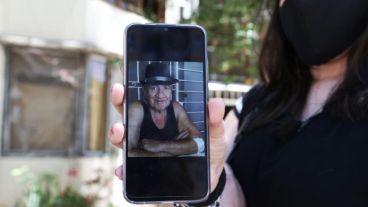 Carla muestra la foto de su abuelo Víctor.