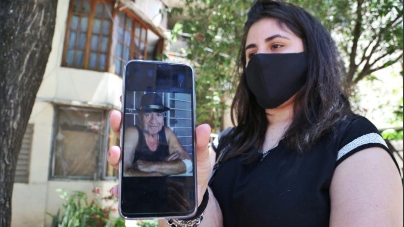 Carla muestra la foto de su abuelo Víctor.