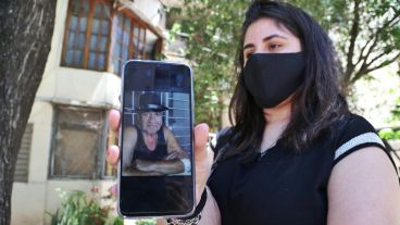 Carla muestra la foto de su abuelo Víctor.