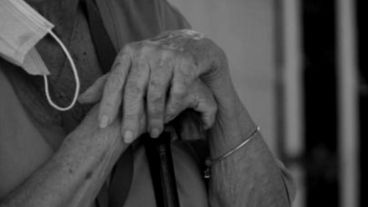 Los adultos mayores constituyen un vasto universo con diversas reacciones a la pandemia.