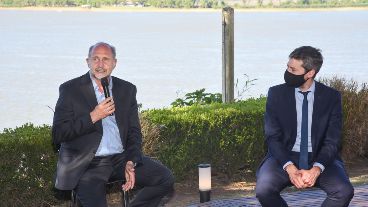 Perotti y Lammens en la presentación de este jueves, con el río de Rosario de fondo.