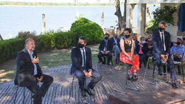 Perotti y Lammens en la presentación de este jueves, con el río de Rosario de fondo.