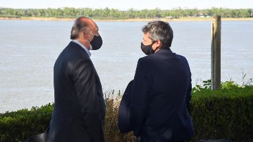 Perotti y Lammens en la presentación de este jueves, con el río de Rosario de fondo.