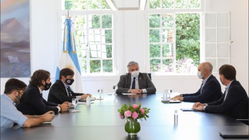 El presidente Alberto Fernández se reunió esta mañana en la residencia de Olivos con el jefe de Gobierno de la Ciudad de Buenos Aires, Horacio Rodríguez Larreta, y el gobernador de la provincia de Buenos Aires, Axel Kicillof.