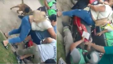 Escenas de las feroz pelea en el control de tránsito.