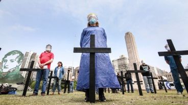 Profesionales de la salud de Rosario reclamaron por las muertes evitables del coronavirus.